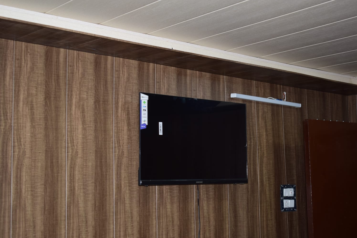 In-room smart TV entertainment setup